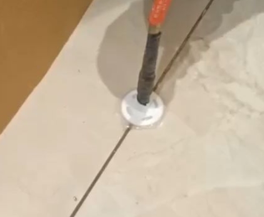 大兴安岭瓷砖空鼓维修公司专业解答瓷砖在铺贴过程中，如果没有涂抹均匀到位的粘结材料（如水泥砂浆或瓷砖胶），可能会导致以下问题
